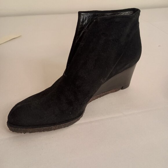 Stuart Weitzman Black Suede Booties Women’s Size 8 - Picture 6 of 13